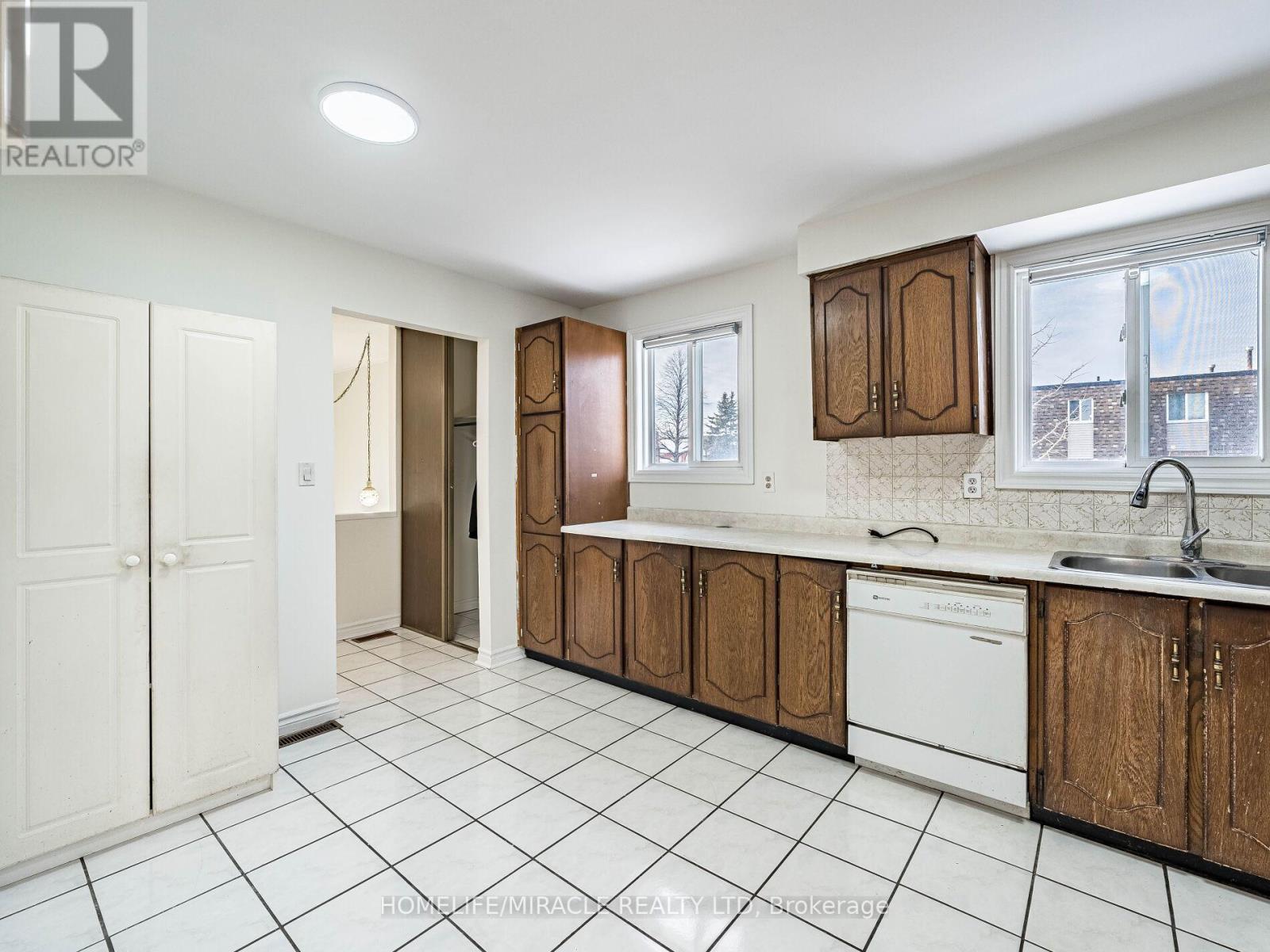 209 Apache Trail, Toronto, ON - Indoor Photo Showing Kitchen With Double Sink