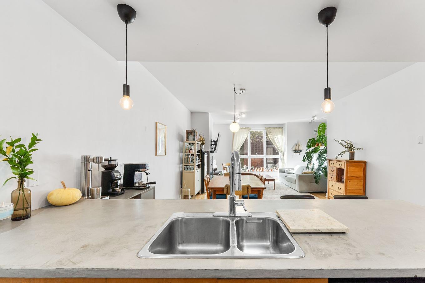 Overall view - 2-1919 Rue Beaudry, Montréal (Ville-Marie), QC - Indoor Photo Showing Kitchen With Double Sink