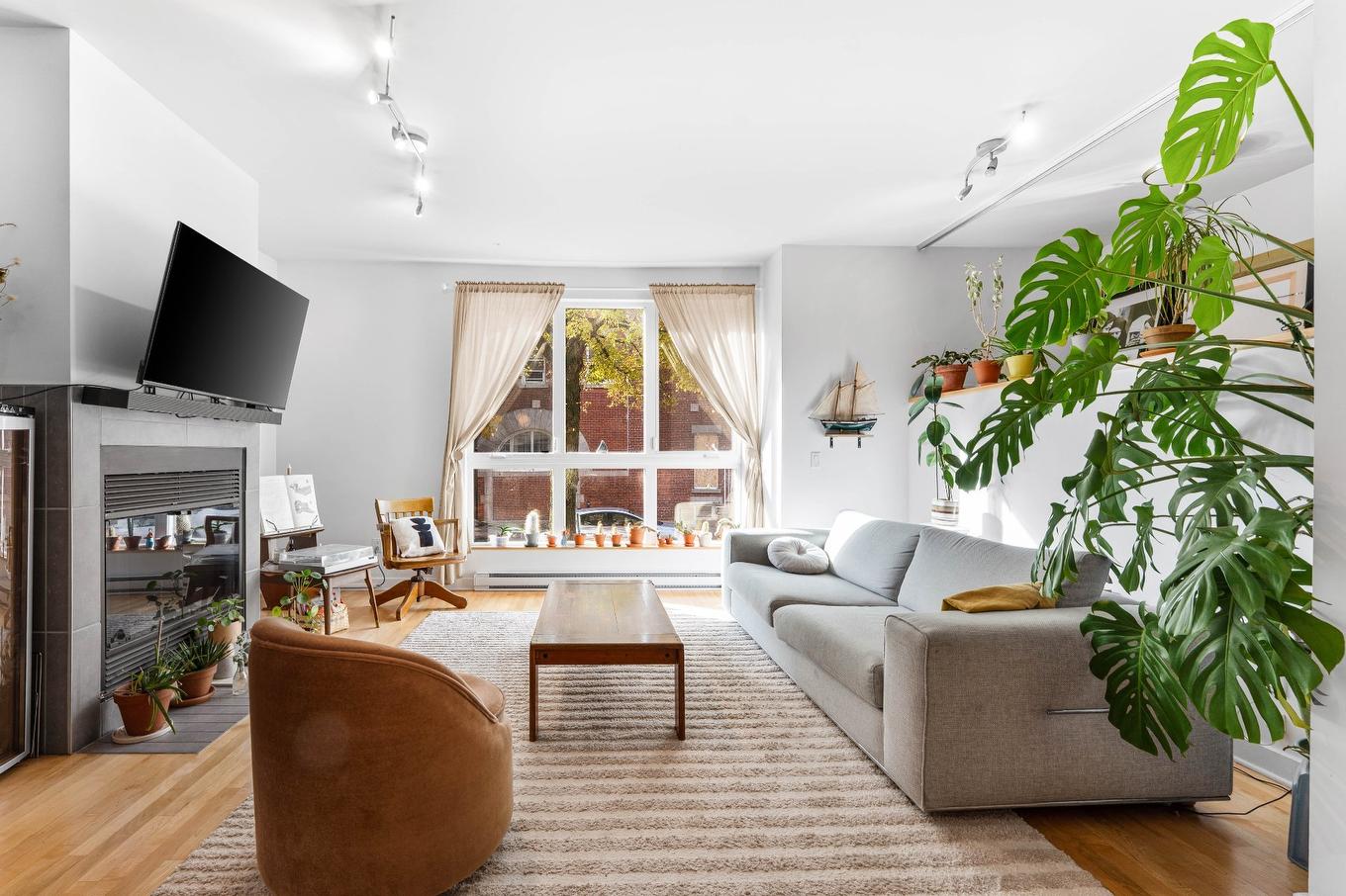 Living room - 2-1919 Rue Beaudry, Montréal (Ville-Marie), QC - Indoor Photo Showing Living Room With Fireplace