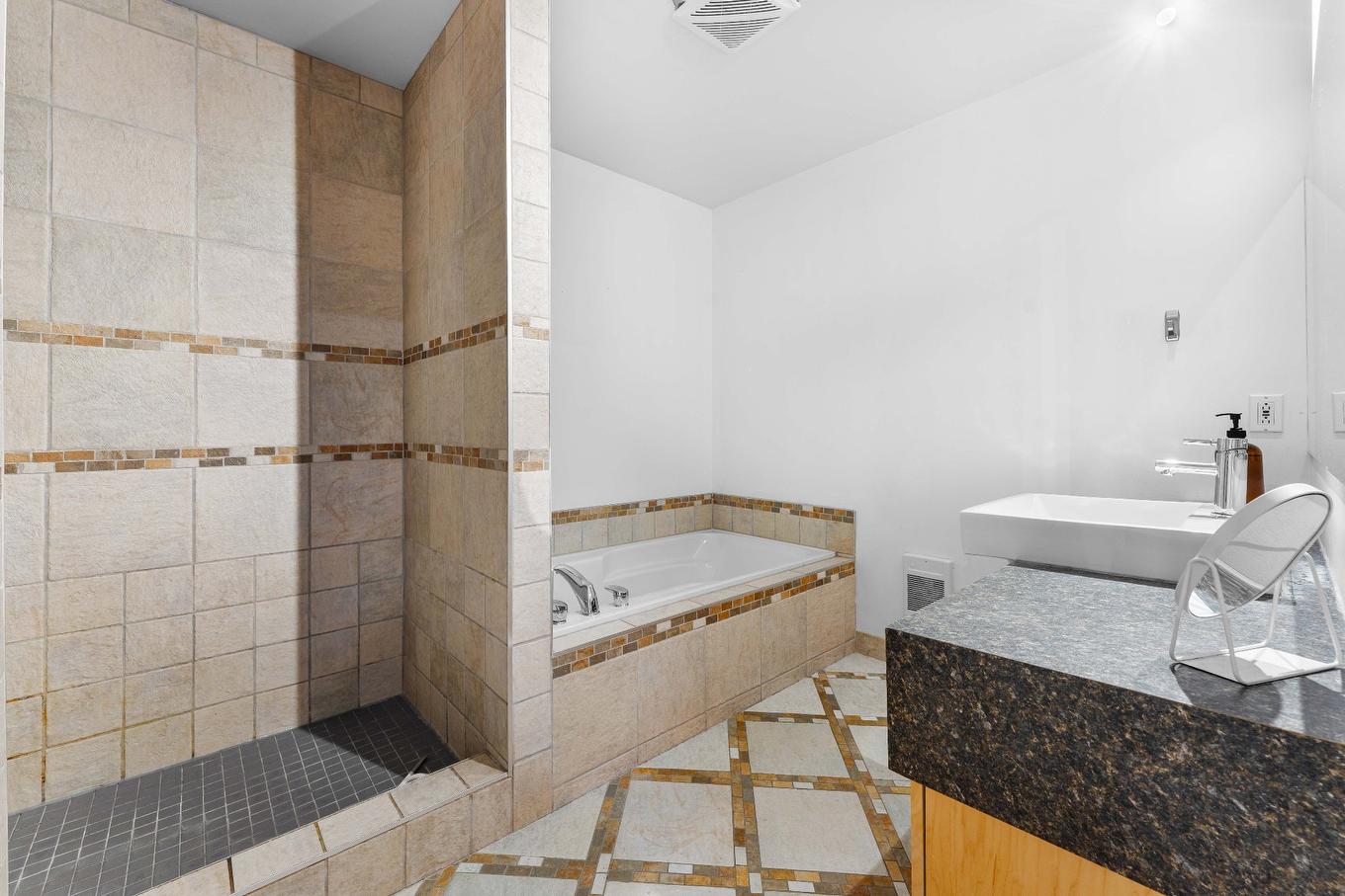 Bathroom - 2-1919 Rue Beaudry, Montréal (Ville-Marie), QC - Indoor Photo Showing Bathroom