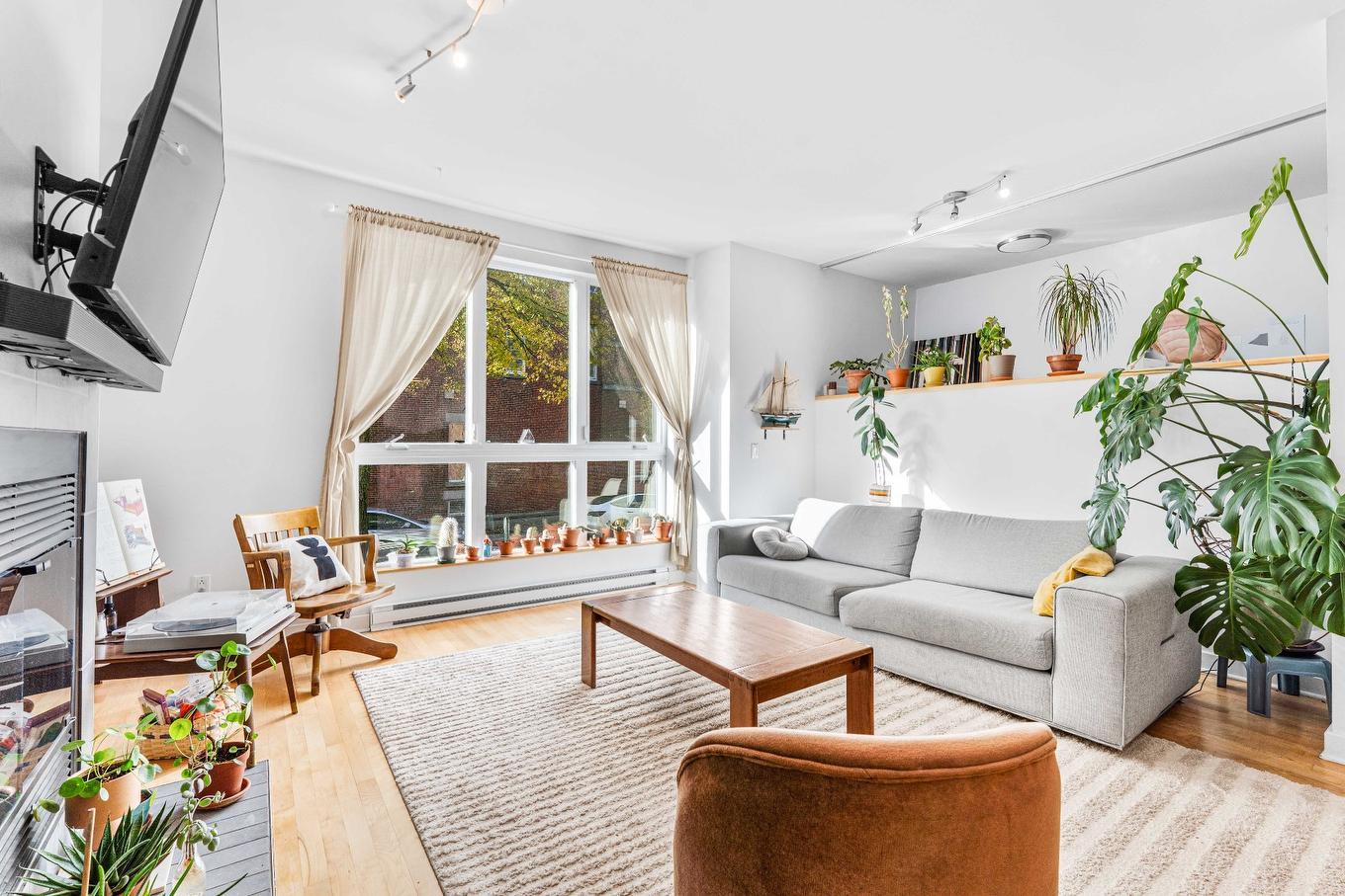 Living room - 2-1919 Rue Beaudry, Montréal (Ville-Marie), QC - Indoor Photo Showing Living Room