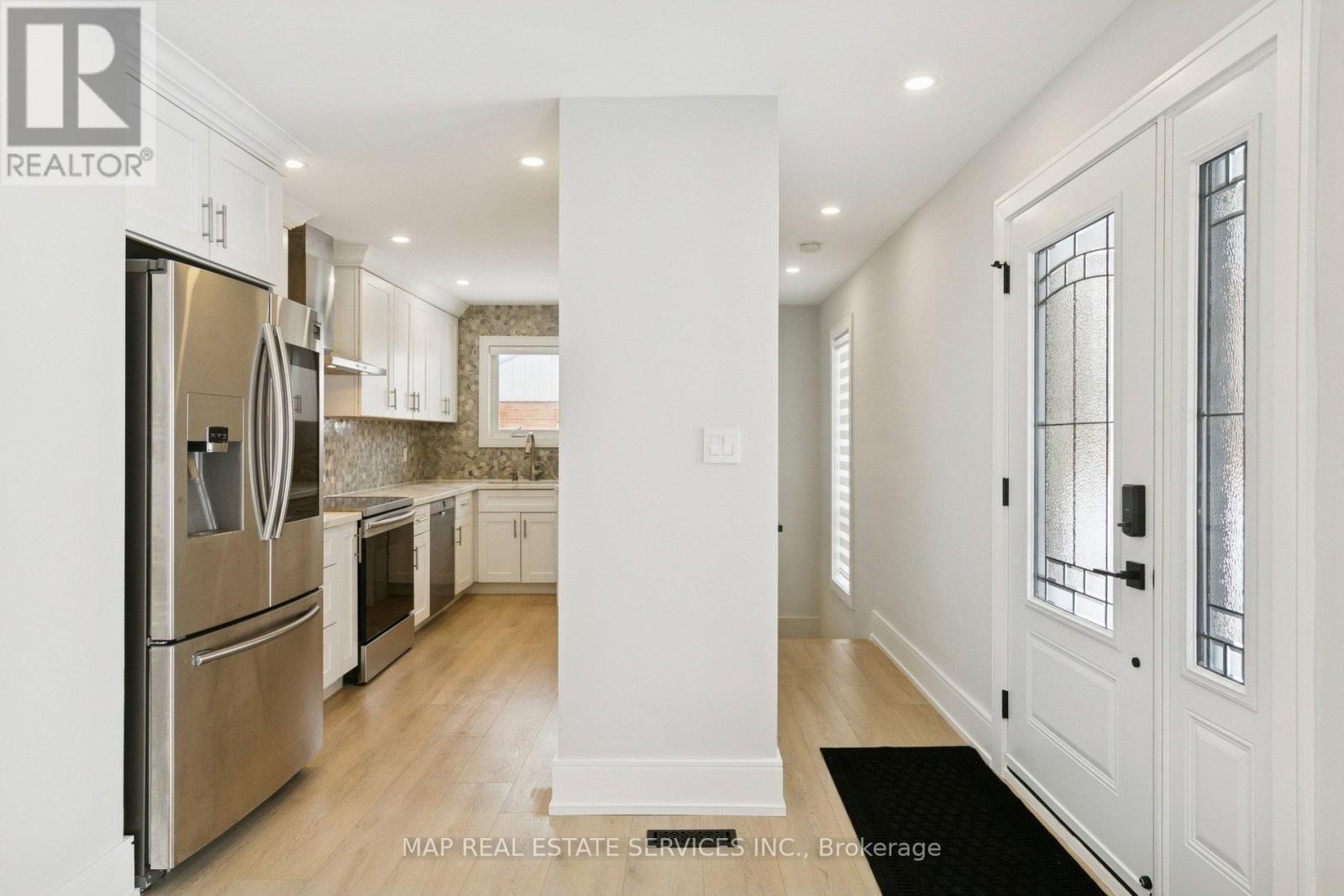 260 Hillside Drive, Mississauga, ON - Indoor Photo Showing Kitchen With Stainless Steel Kitchen