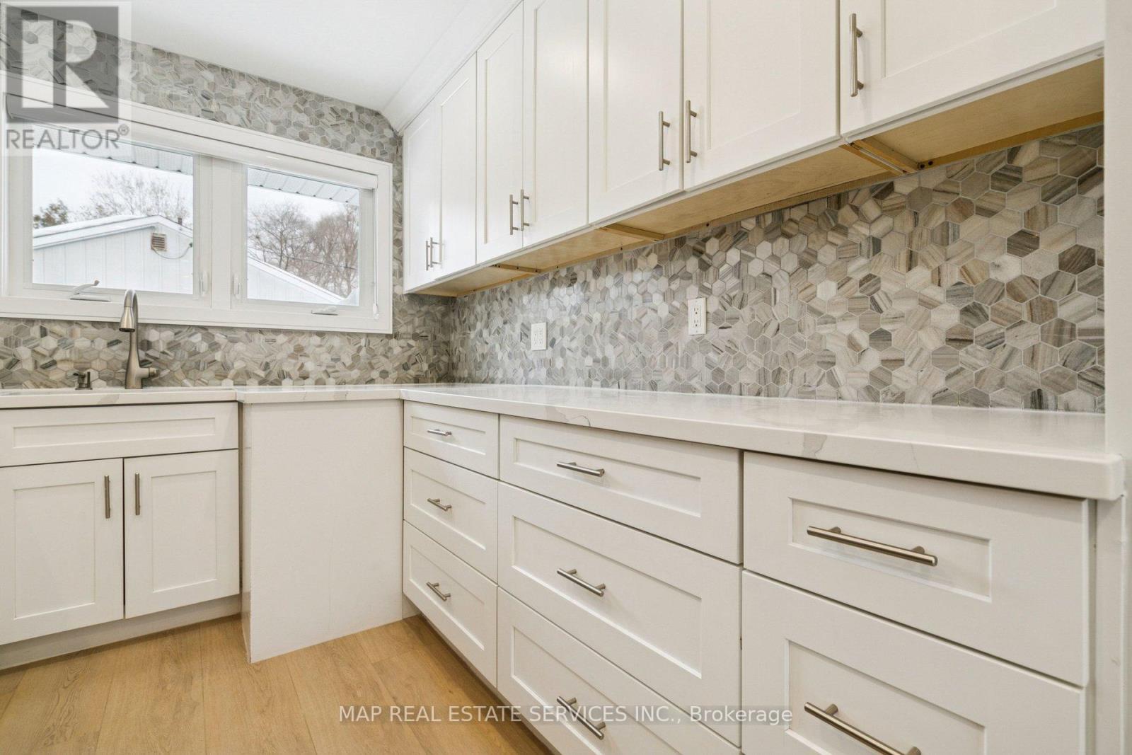 260 Hillside Drive, Mississauga, ON - Indoor Photo Showing Kitchen