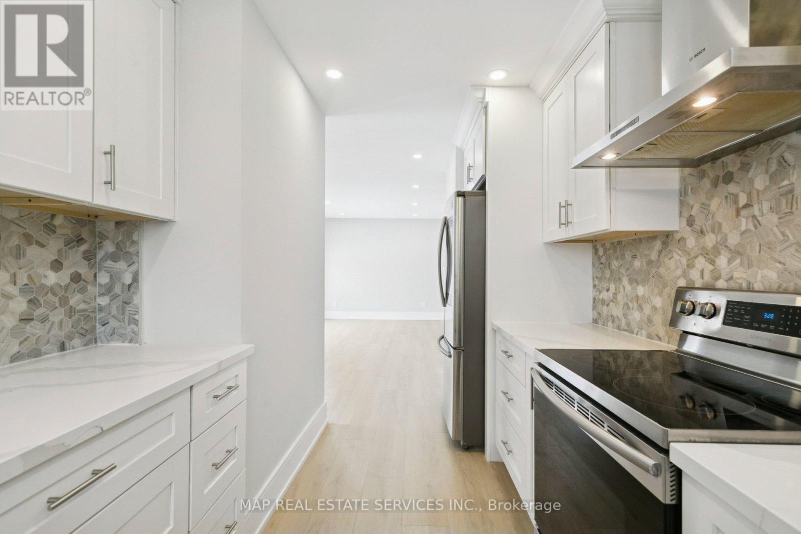 260 Hillside Drive, Mississauga, ON - Indoor Photo Showing Kitchen With Stainless Steel Kitchen With Upgraded Kitchen