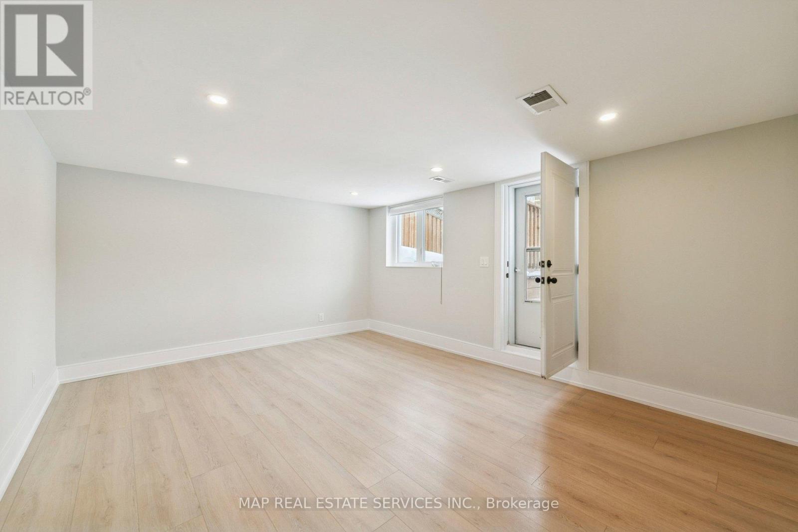 260 Hillside Drive, Mississauga, ON - Indoor Photo Showing Other Room