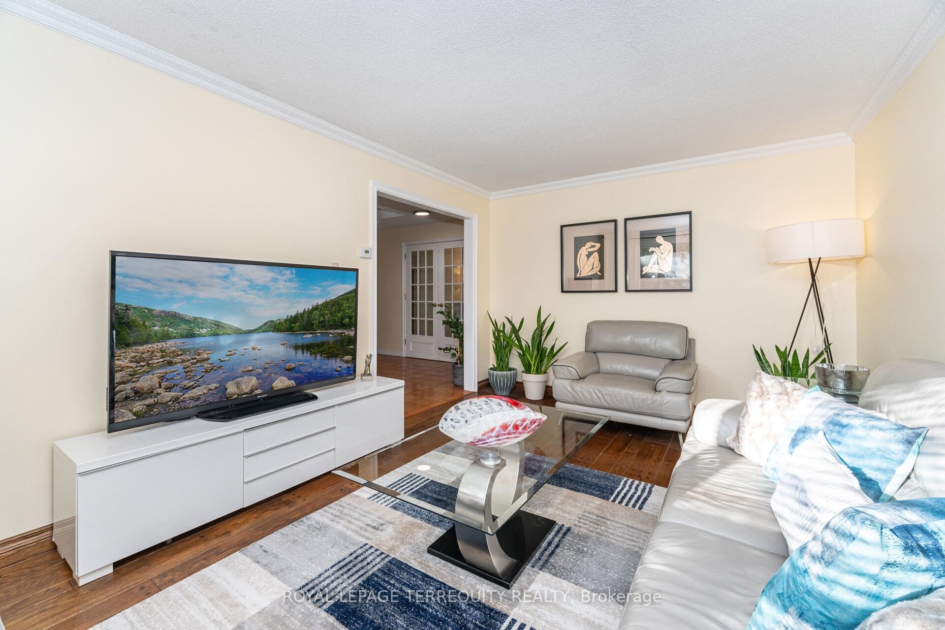 4085 Wheelwright Crescent, Mississauga, ON - Indoor Photo Showing Living Room