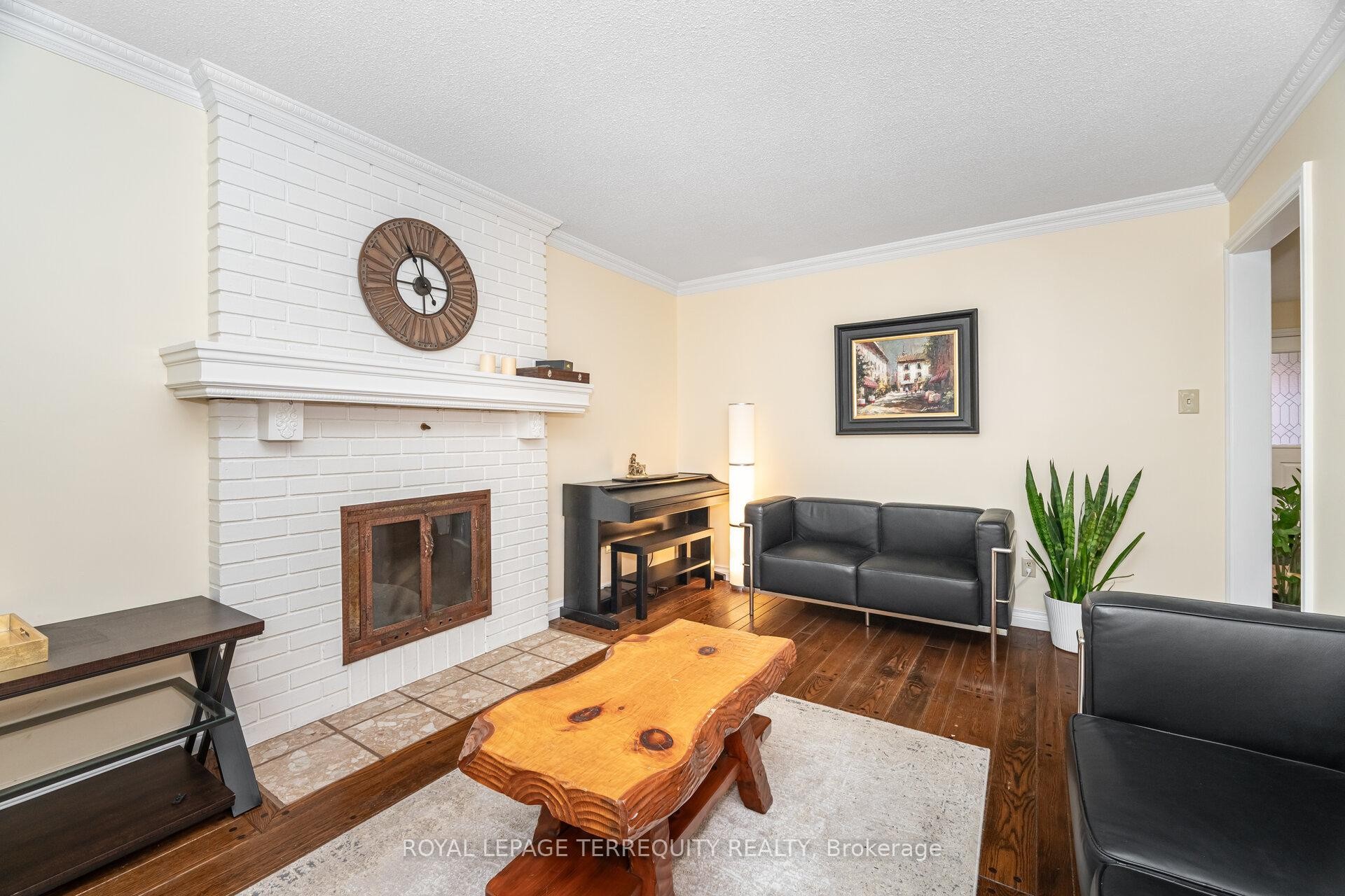 4085 Wheelwright Crescent, Mississauga, ON - Indoor Photo Showing Living Room With Fireplace