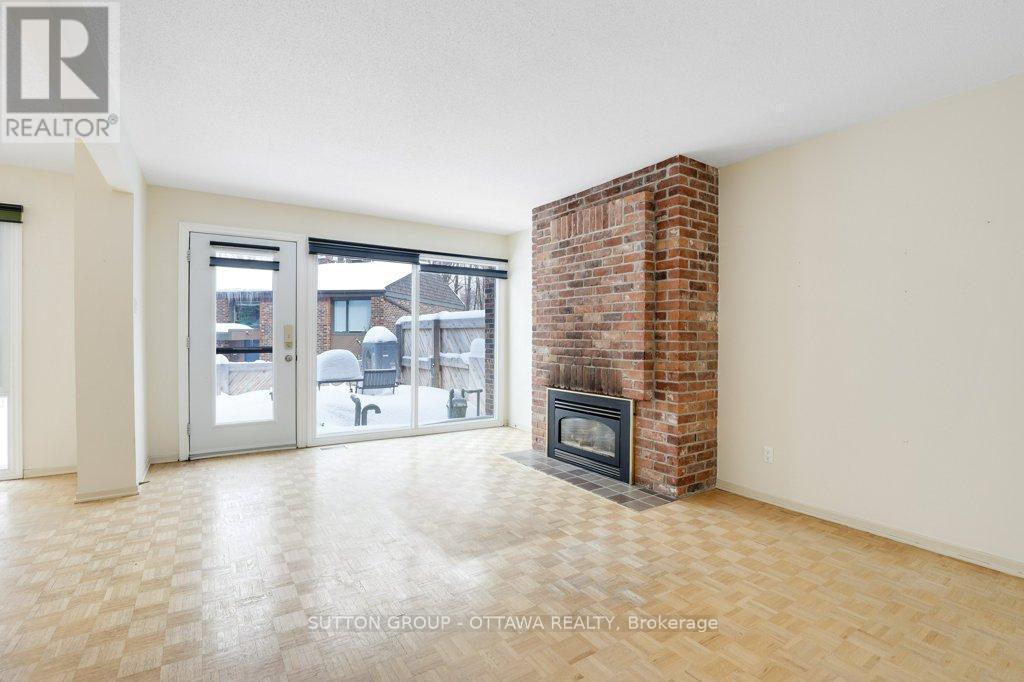 60 - 121 Buell Street, Ottawa, ON - Indoor Photo Showing Living Room With Fireplace
