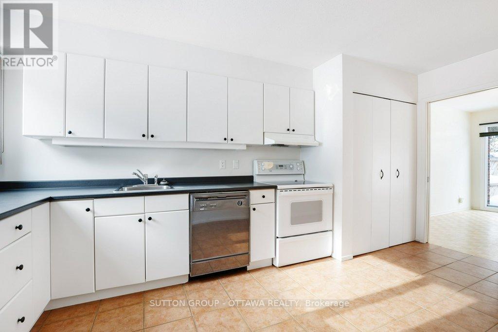 60 - 121 Buell Street, Ottawa, ON - Indoor Photo Showing Kitchen