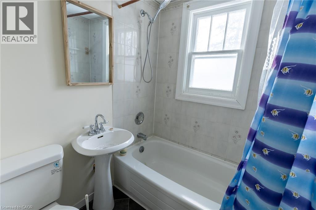 29 Mcnaughton Street, Cambridge, ON - Indoor Photo Showing Bathroom