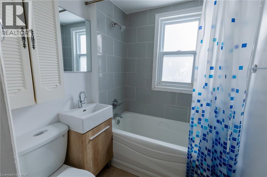 29 Mcnaughton Street, Cambridge, ON - Indoor Photo Showing Bathroom