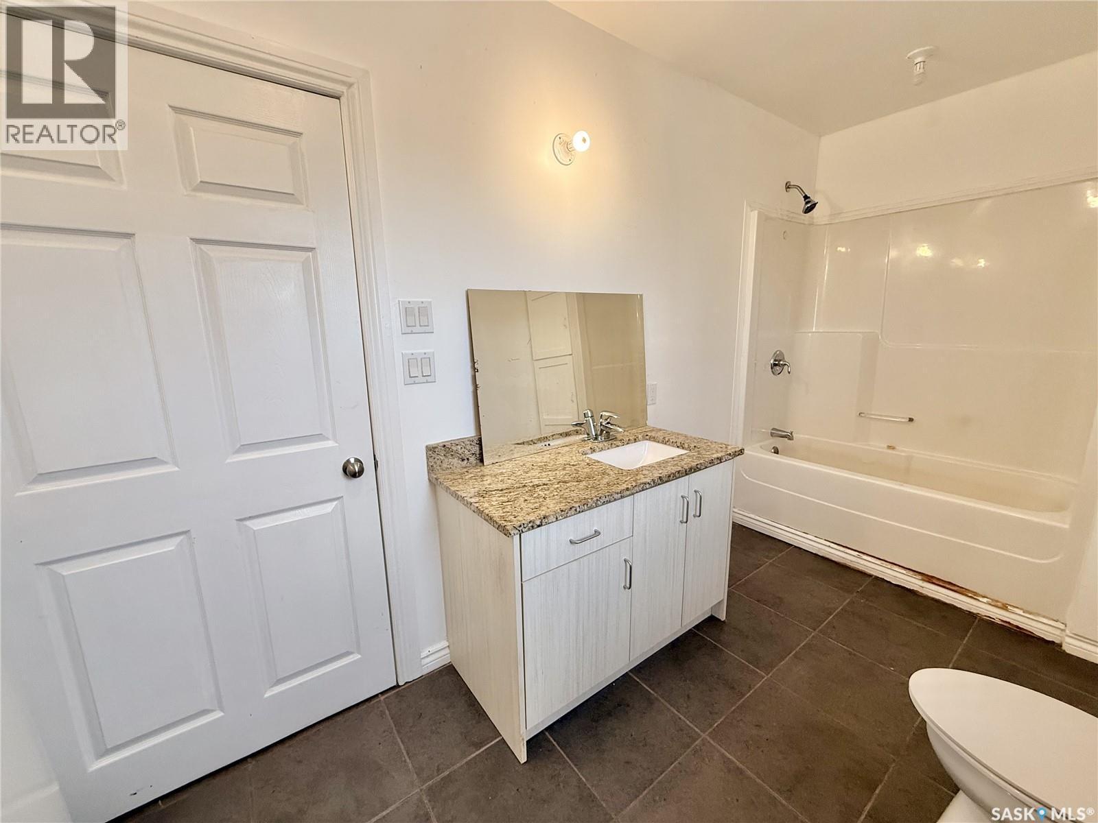 532 Leonard Street, Herbert, SK - Indoor Photo Showing Bathroom