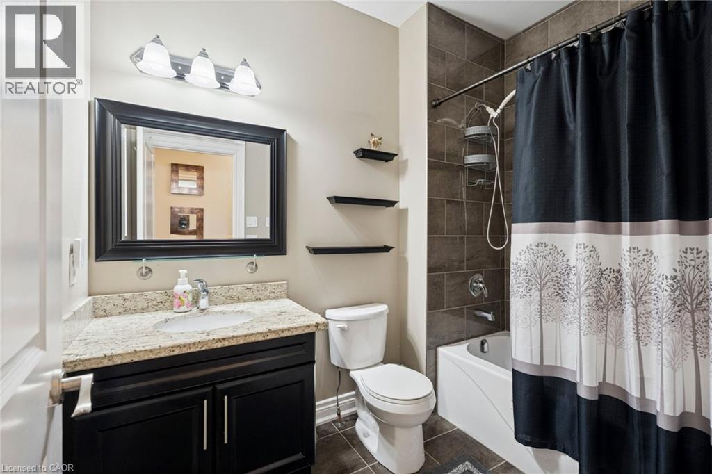 10 Brolley Crescent, Thornton, ON - Indoor Photo Showing Bathroom