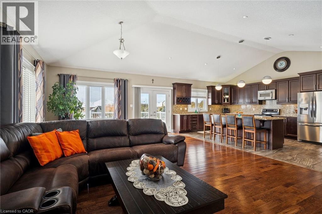 10 Brolley Crescent, Thornton, ON - Indoor Photo Showing Living Room