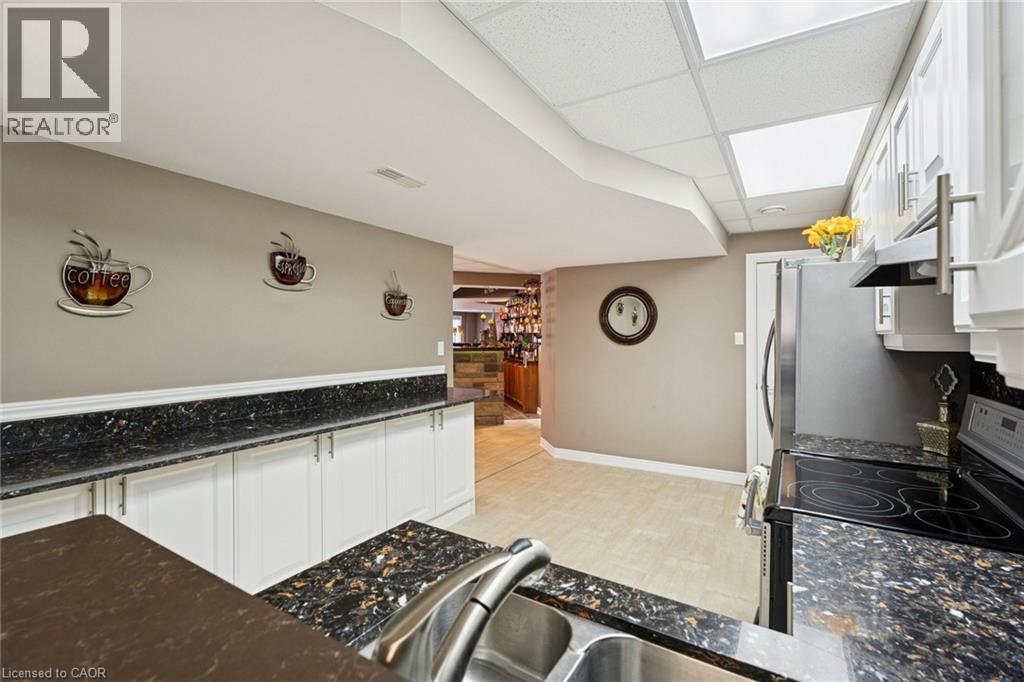 10 Brolley Crescent, Thornton, ON - Indoor Photo Showing Kitchen With Double Sink