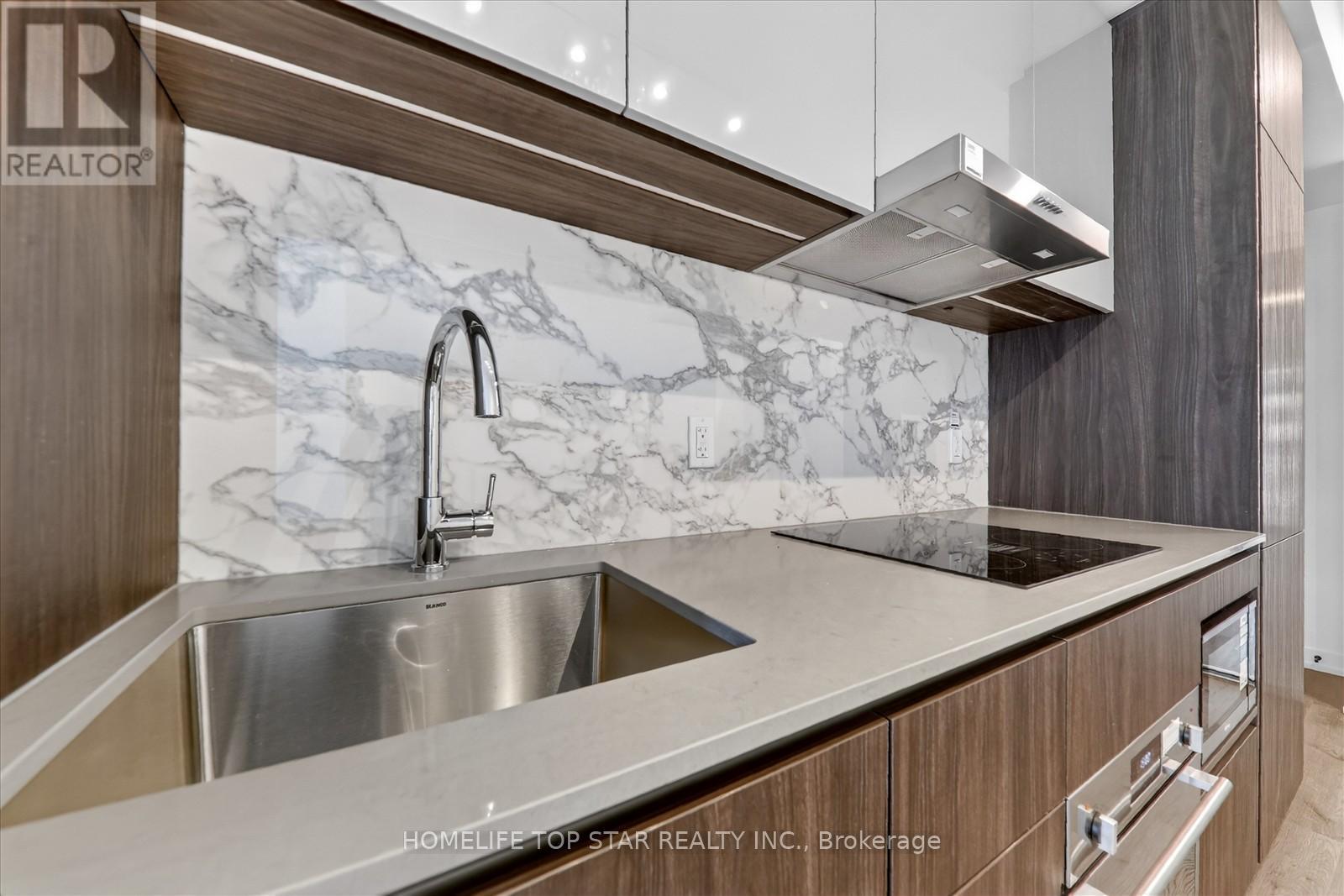 5601 - 8 Interchange Way, Vaughan, ON - Indoor Photo Showing Kitchen