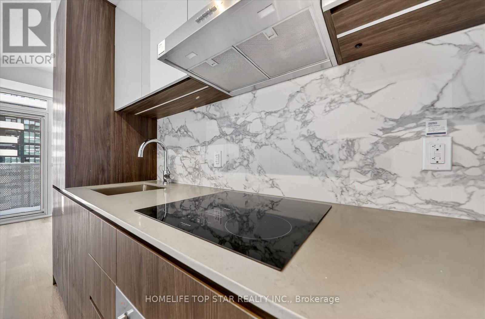 5601 - 8 Interchange Way, Vaughan, ON - Indoor Photo Showing Kitchen