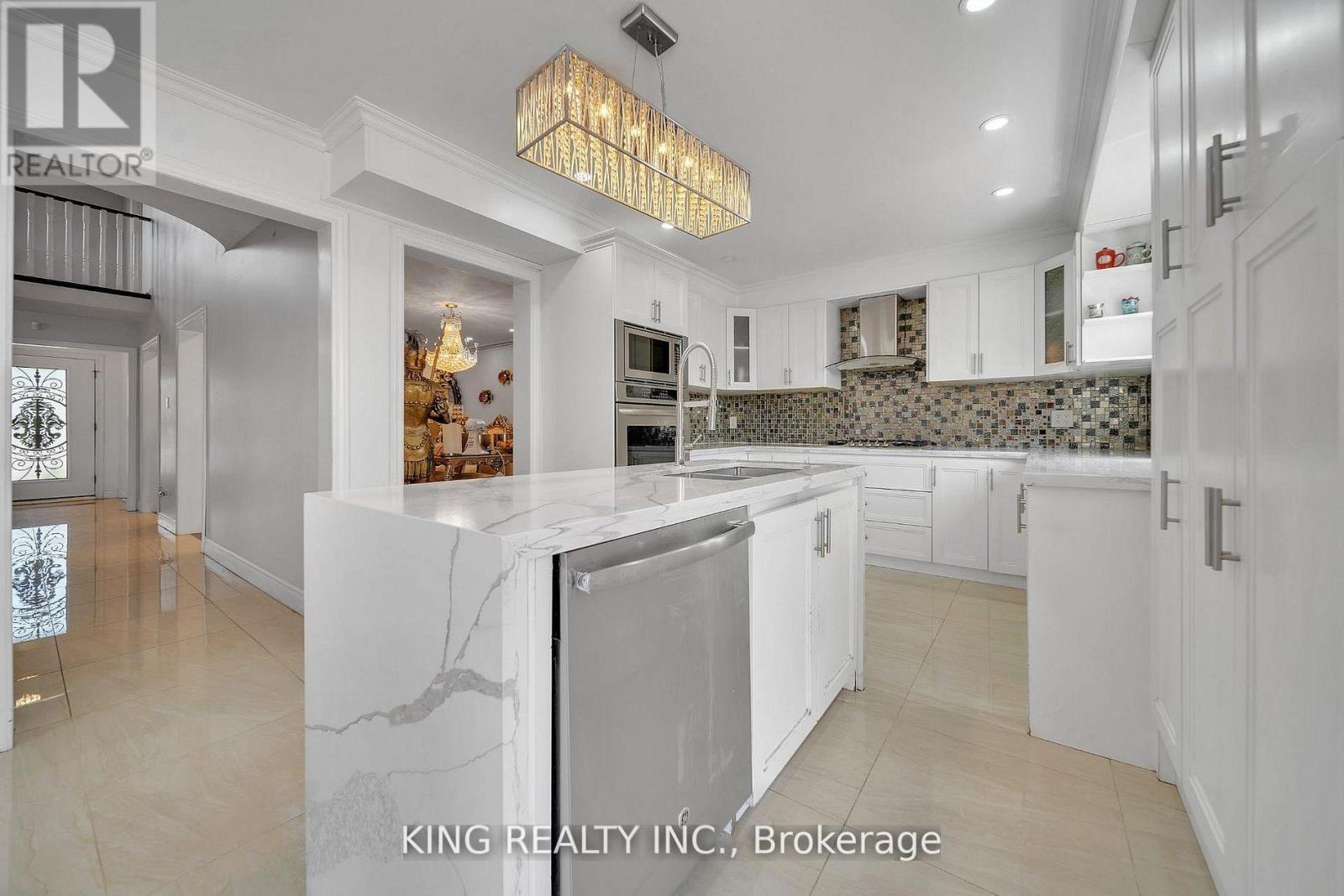 2606 Ambercroft Trail, Mississauga, ON - Indoor Photo Showing Kitchen With Upgraded Kitchen