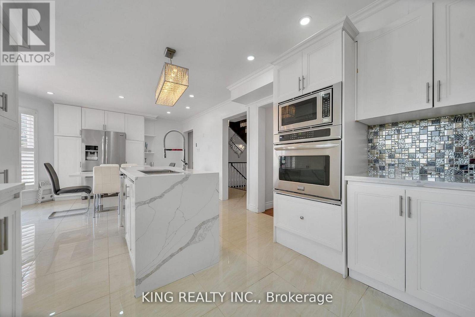 2606 Ambercroft Trail, Mississauga, ON - Indoor Photo Showing Kitchen
