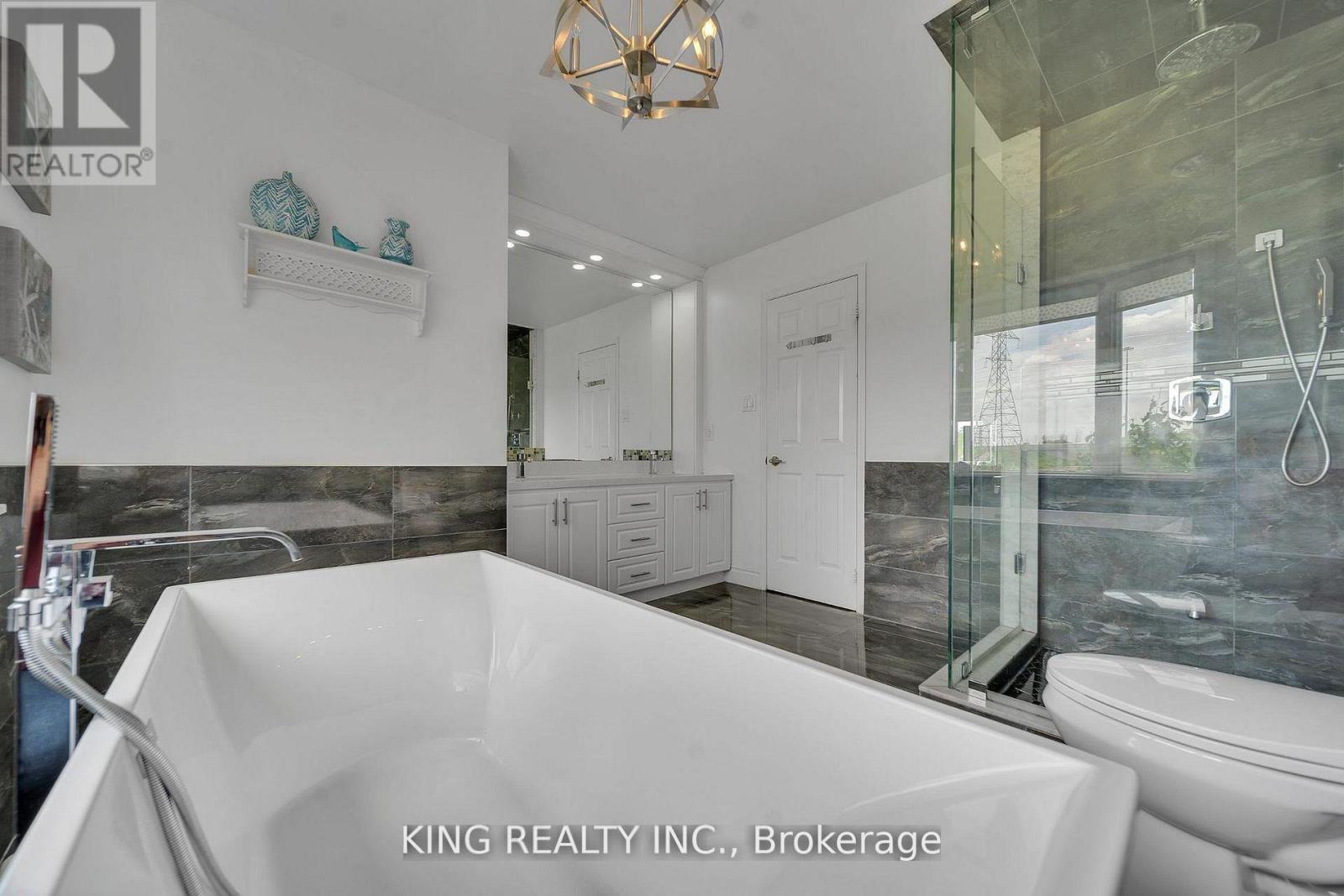 2606 Ambercroft Trail, Mississauga, ON - Indoor Photo Showing Bathroom