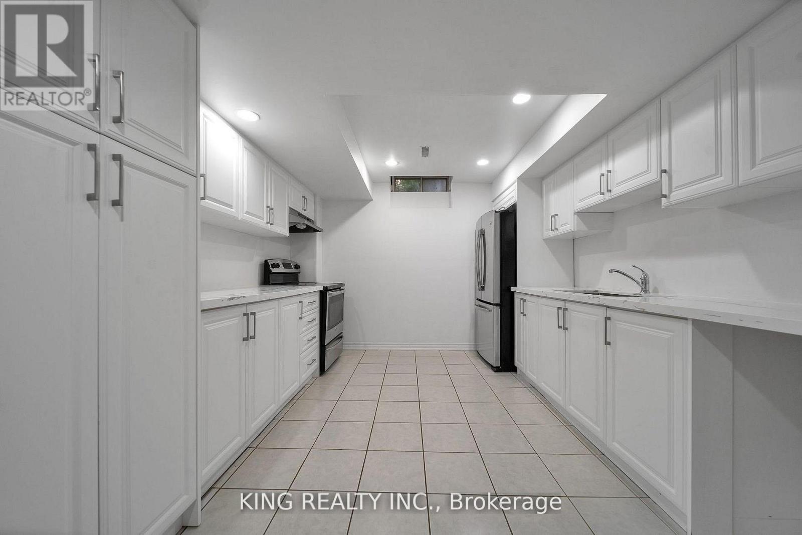 2606 Ambercroft Trail, Mississauga, ON - Indoor Photo Showing Kitchen