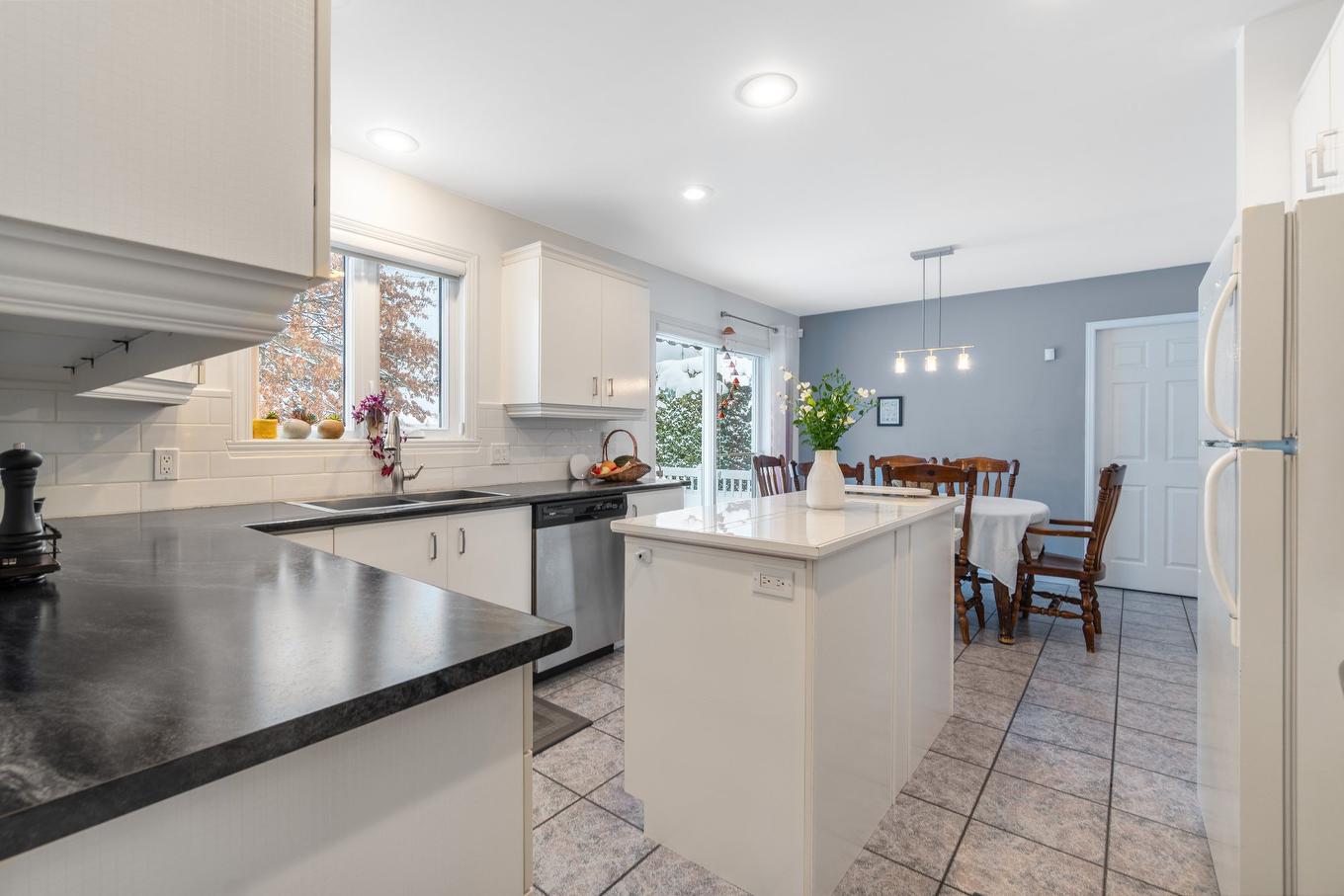 Kitchen - 2688 Rue Des Mélèzes, Sherbrooke (Fleurimont), QC - Indoor Photo Showing Kitchen With Double Sink