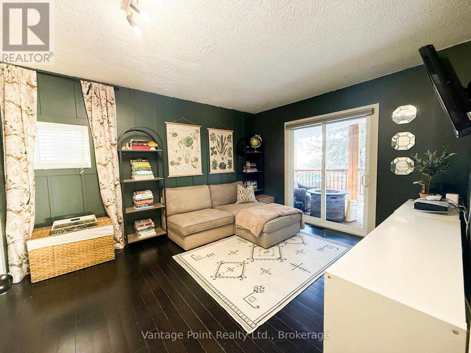 331 Morrison Road, Kitchener, ON - Indoor Photo Showing Living Room