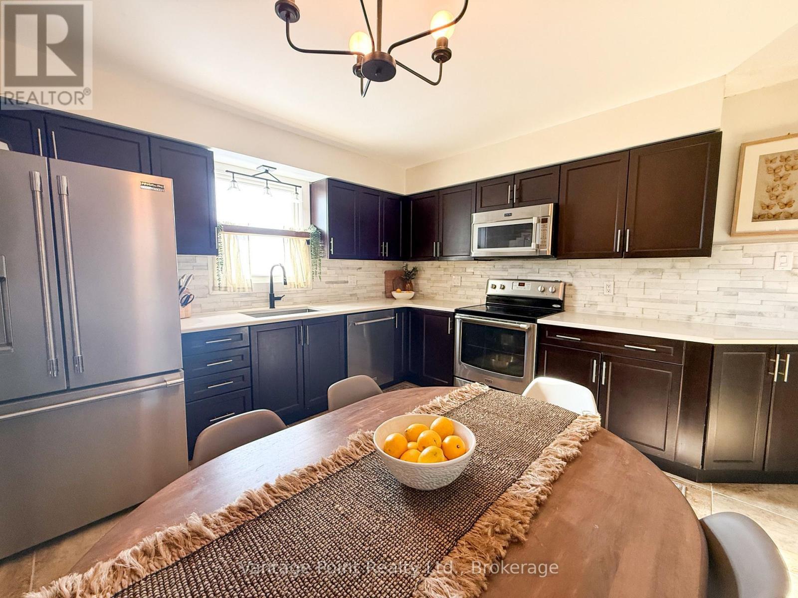 331 Morrison Road, Kitchener, ON - Indoor Photo Showing Kitchen