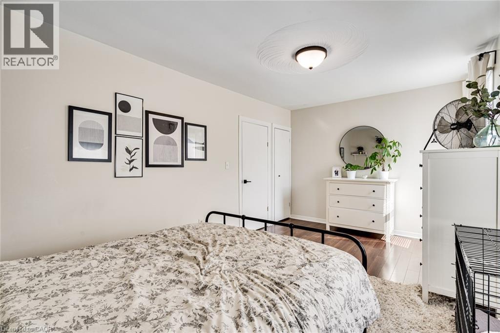 187 Oak Avenue, Hamilton, ON - Indoor Photo Showing Bedroom