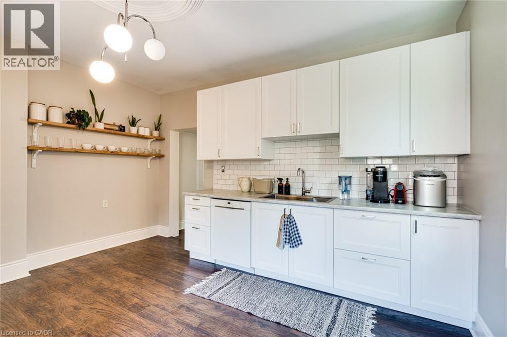 187 Oak Avenue, Hamilton, ON - Indoor Photo Showing Kitchen