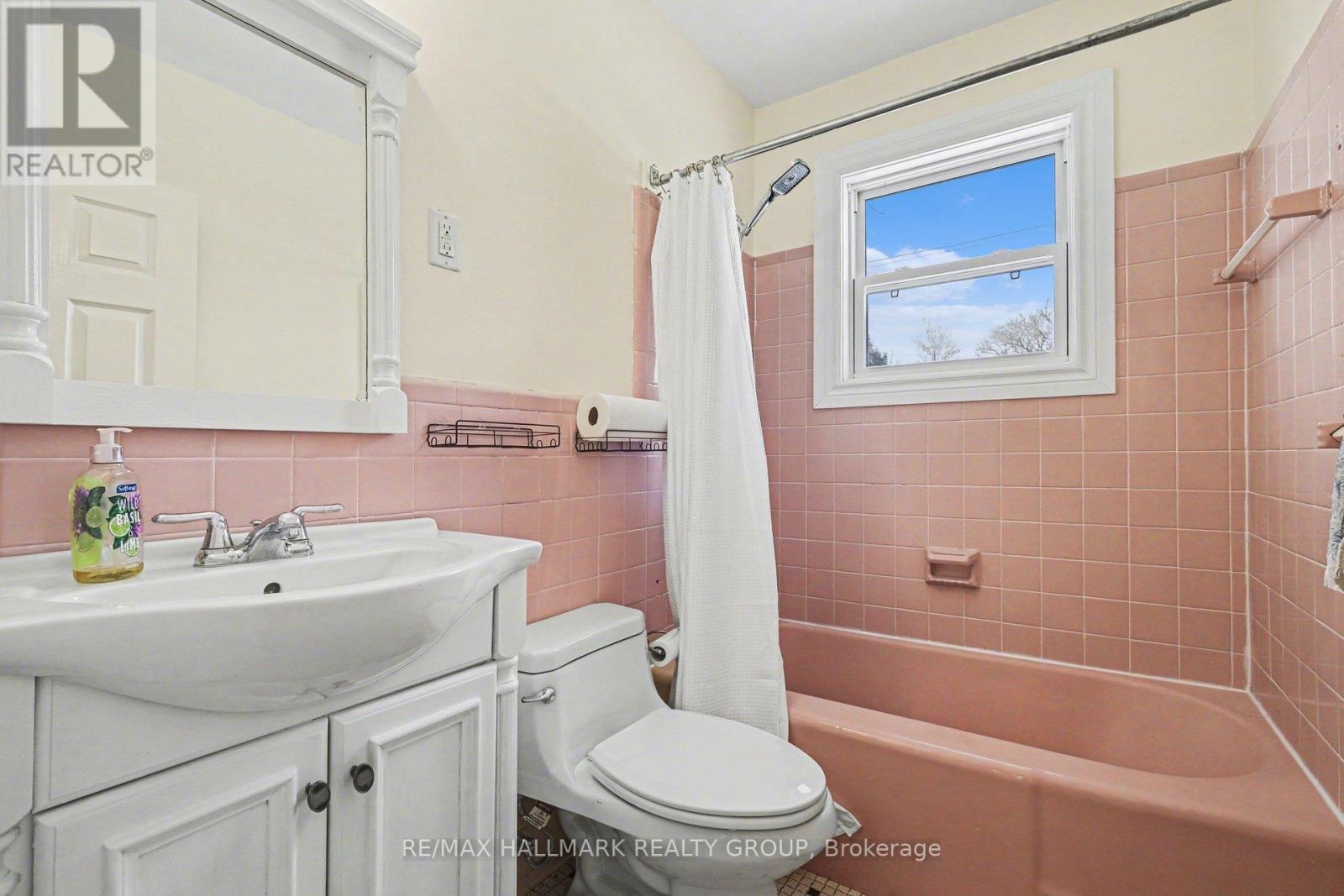 1530 Weyburn Street, Ottawa, ON - Indoor Photo Showing Bathroom