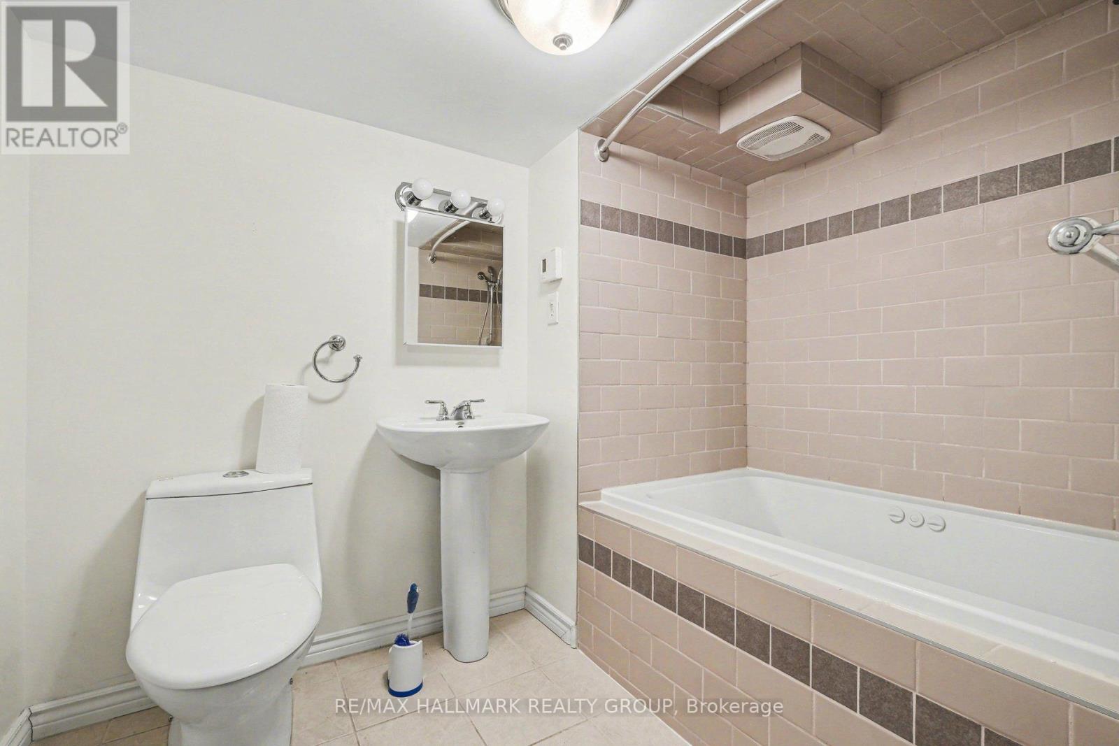 1530 Weyburn Street, Ottawa, ON - Indoor Photo Showing Bathroom