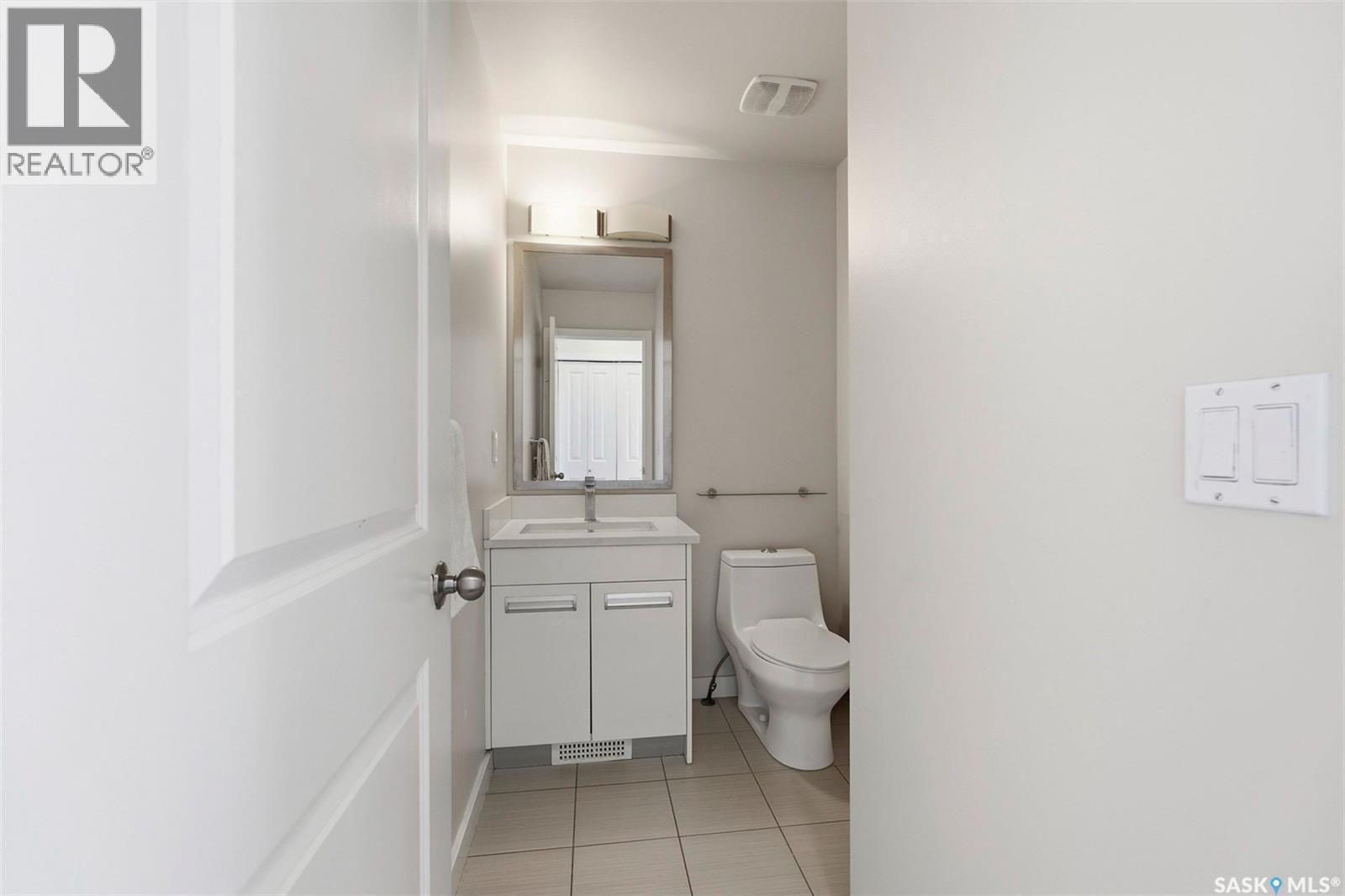 241 245 Ashworth Crescent, Saskatoon, SK - Indoor Photo Showing Bathroom