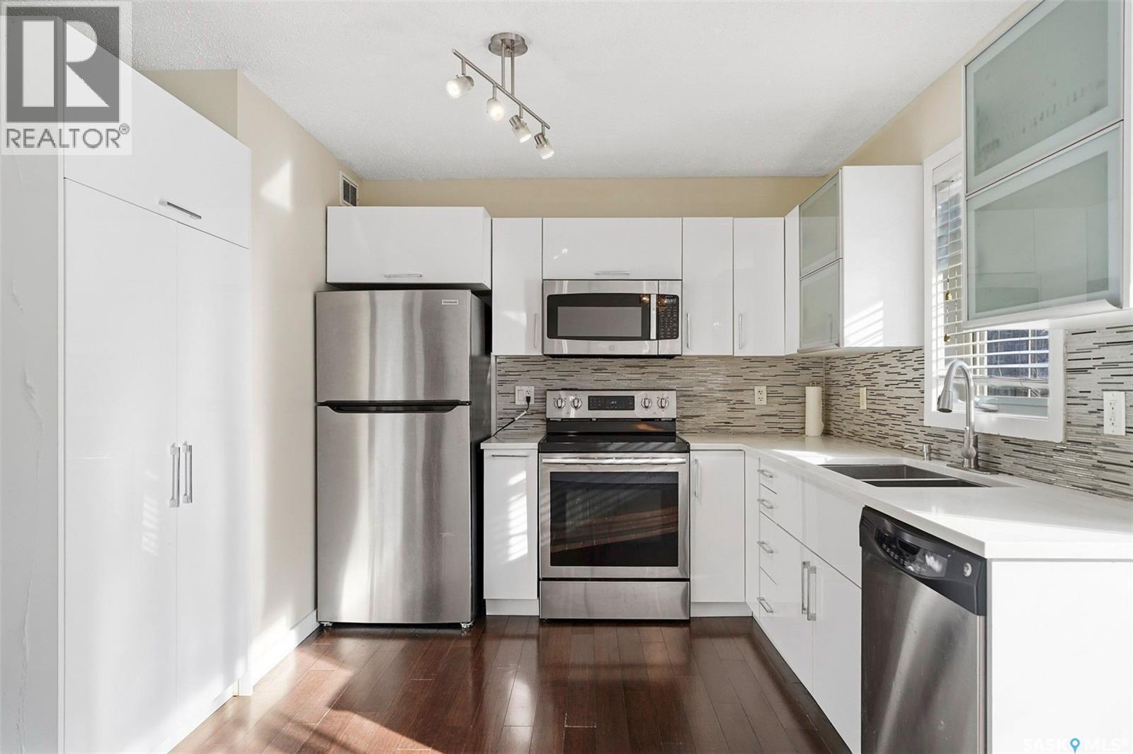 241 245 Ashworth Crescent, Saskatoon, SK - Indoor Photo Showing Kitchen With Double Sink With Upgraded Kitchen