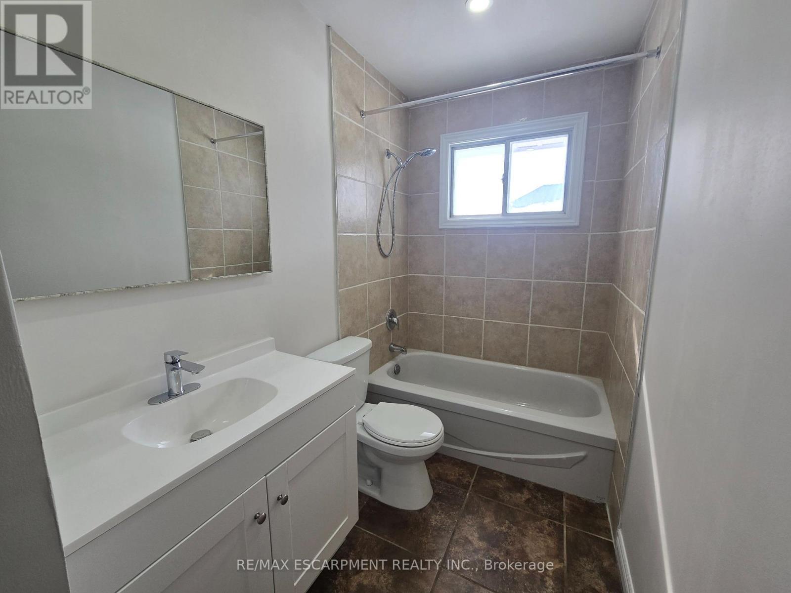 8199 Twenty Road E, Hamilton, ON - Indoor Photo Showing Bathroom