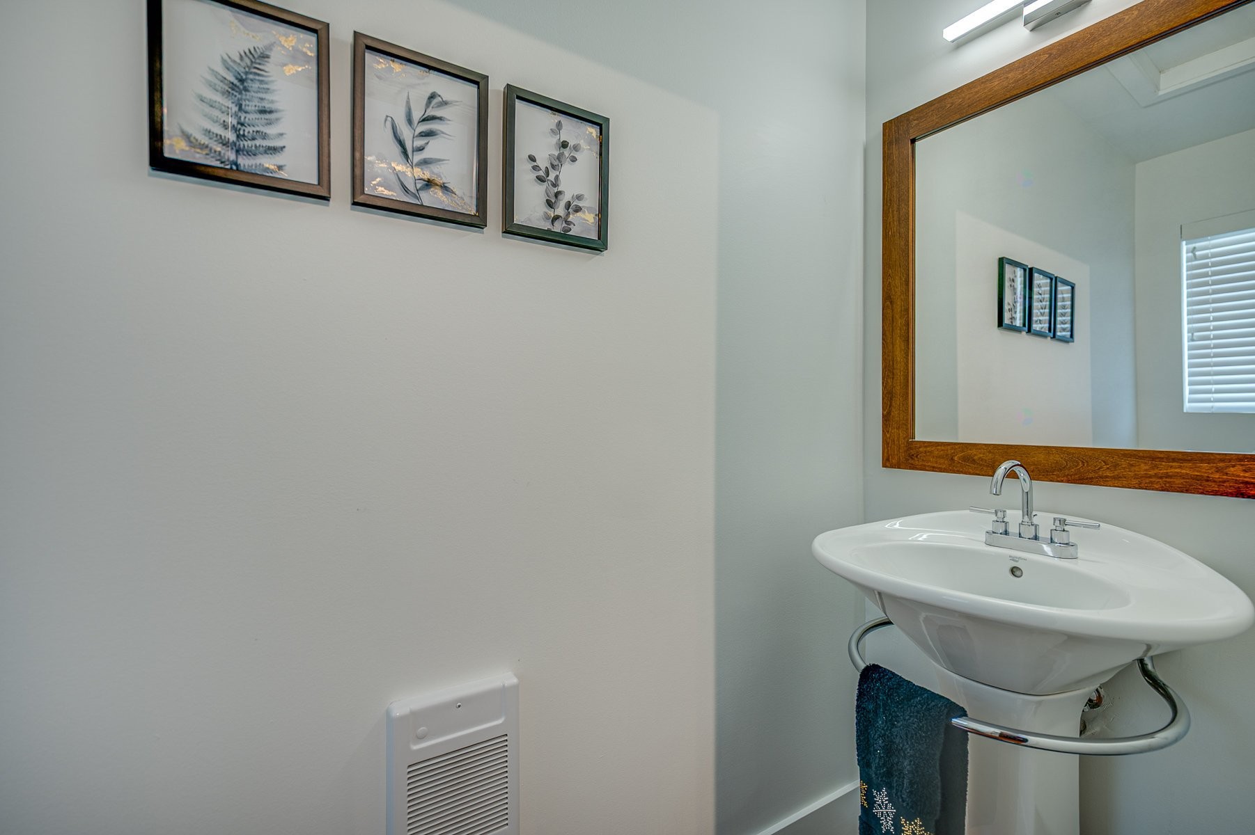 Powder room - 305 Crois. Des Neiges, Saint-Sauveur, QC - Indoor Photo Showing Bathroom