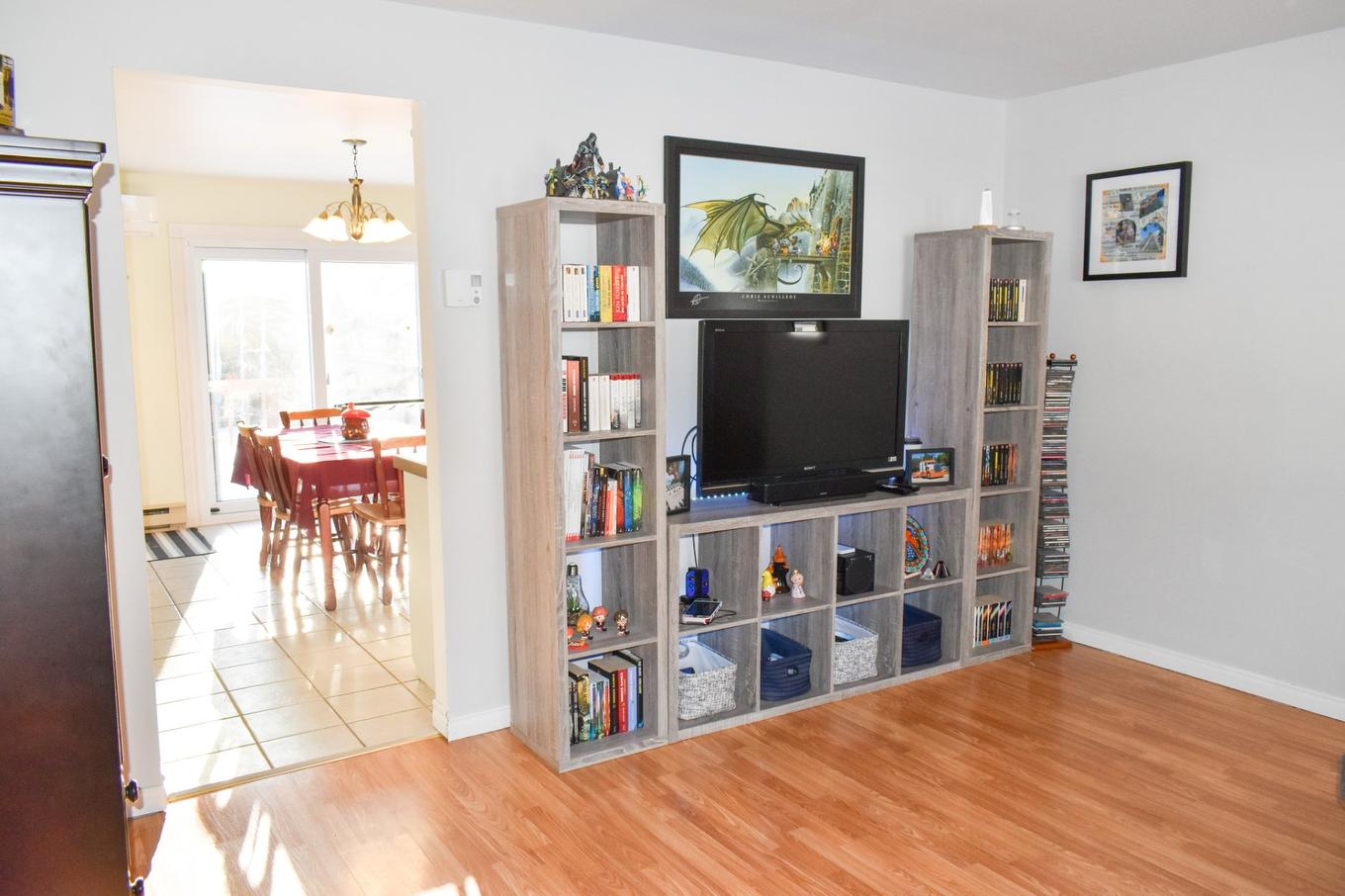 Salon - 110 Rue Benoit, Drummondville, QC - Indoor