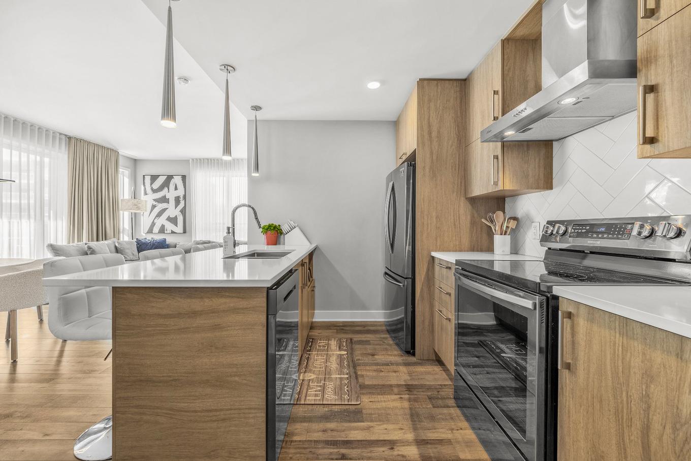 Kitchen - 208-906 Av. Pierre-Dansereau, Terrebonne (Terrebonne), QC - Indoor Photo Showing Kitchen With Upgraded Kitchen