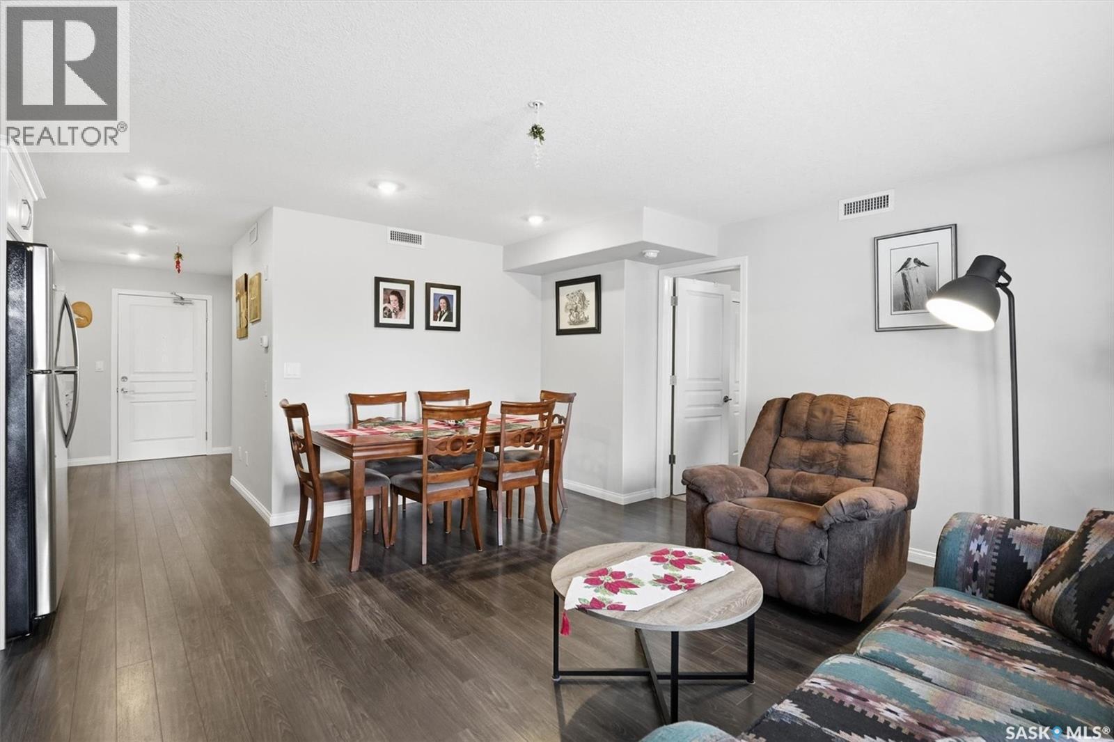 3101 106 Willis Crescent, Saskatoon, SK - Indoor Photo Showing Living Room