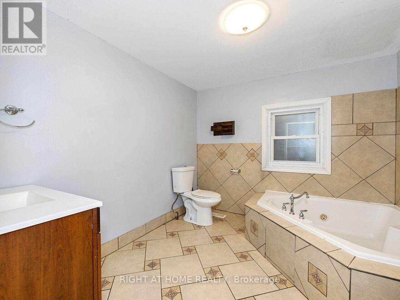 180 Rosslyn Avenue N, Hamilton, ON - Indoor Photo Showing Bathroom