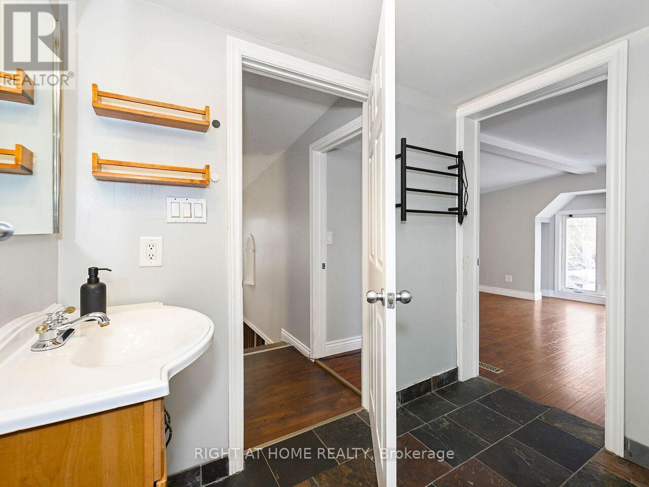 180 Rosslyn Avenue N, Hamilton, ON - Indoor Photo Showing Bathroom