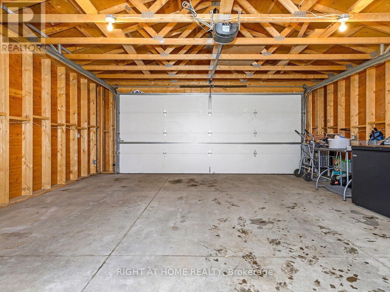 180 Rosslyn Avenue N, Hamilton, ON - Indoor Photo Showing Garage