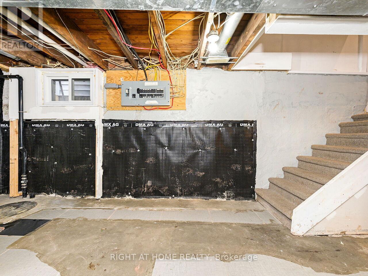 180 Rosslyn Avenue N, Hamilton, ON - Indoor Photo Showing Basement