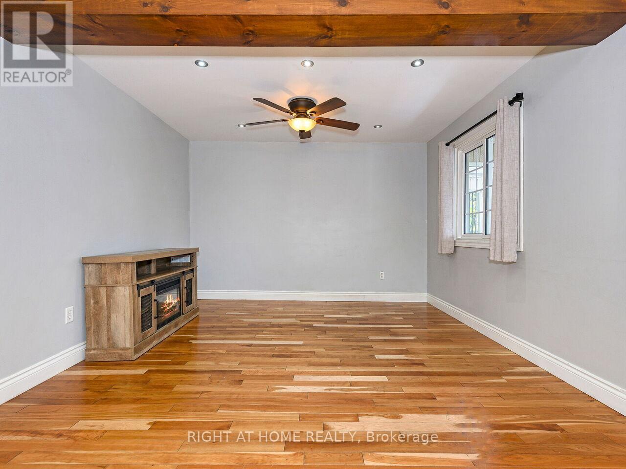 180 Rosslyn Avenue N, Hamilton, ON - Indoor Photo Showing Other Room