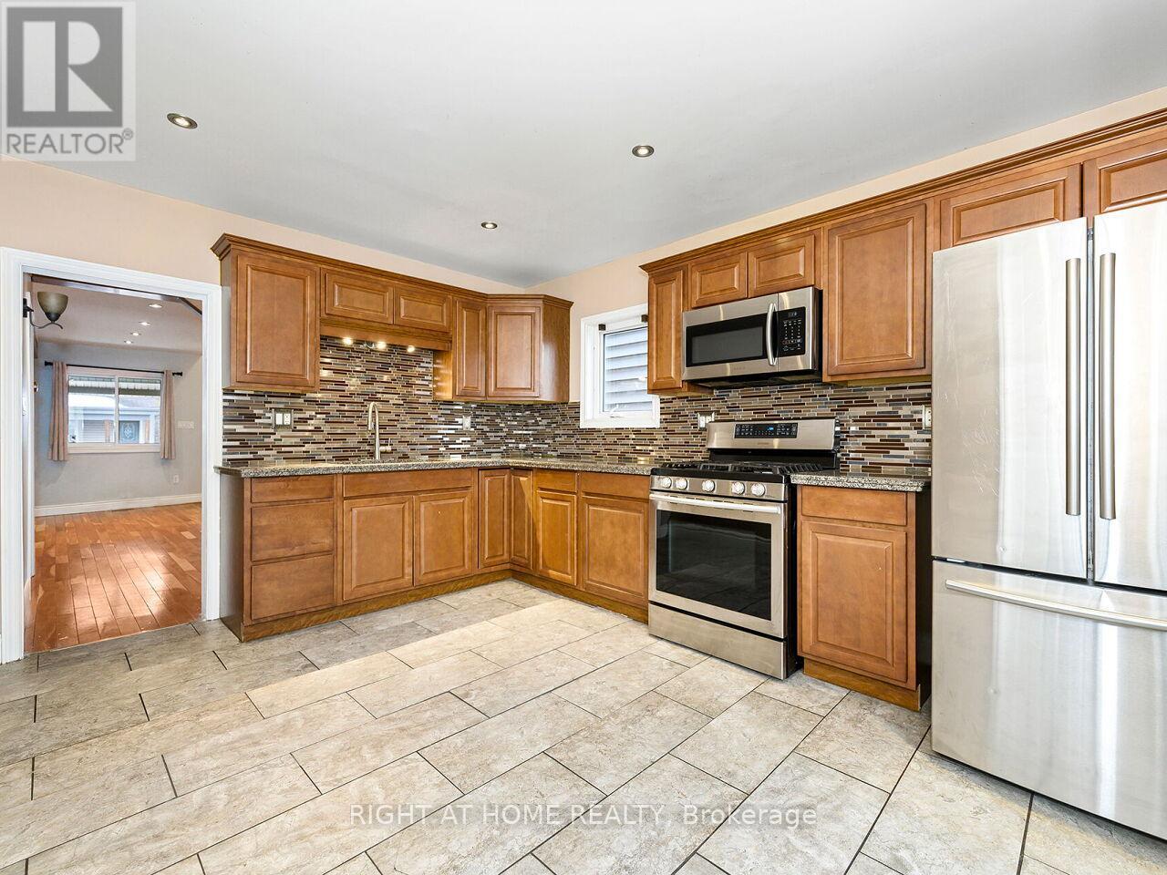180 Rosslyn Avenue N, Hamilton, ON - Indoor Photo Showing Kitchen With Stainless Steel Kitchen