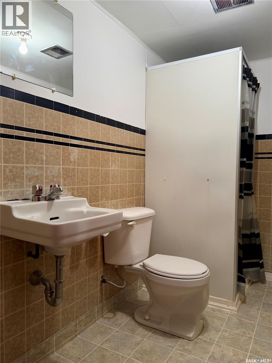 133 Railway Avenue, Ponteix, SK - Indoor Photo Showing Bathroom