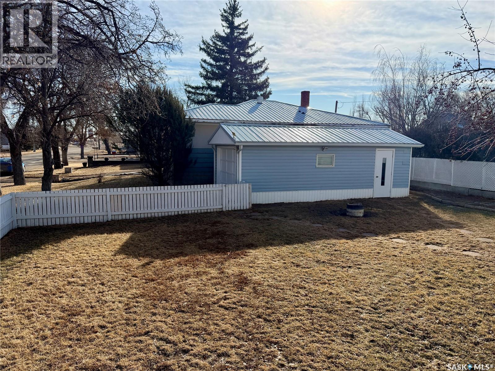 133 Railway Avenue, Ponteix, SK - Outdoor