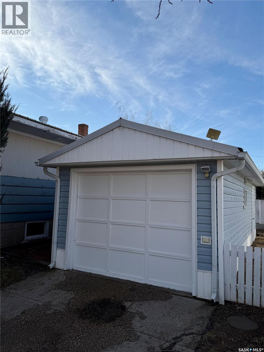 133 Railway Avenue, Ponteix, SK - Outdoor
