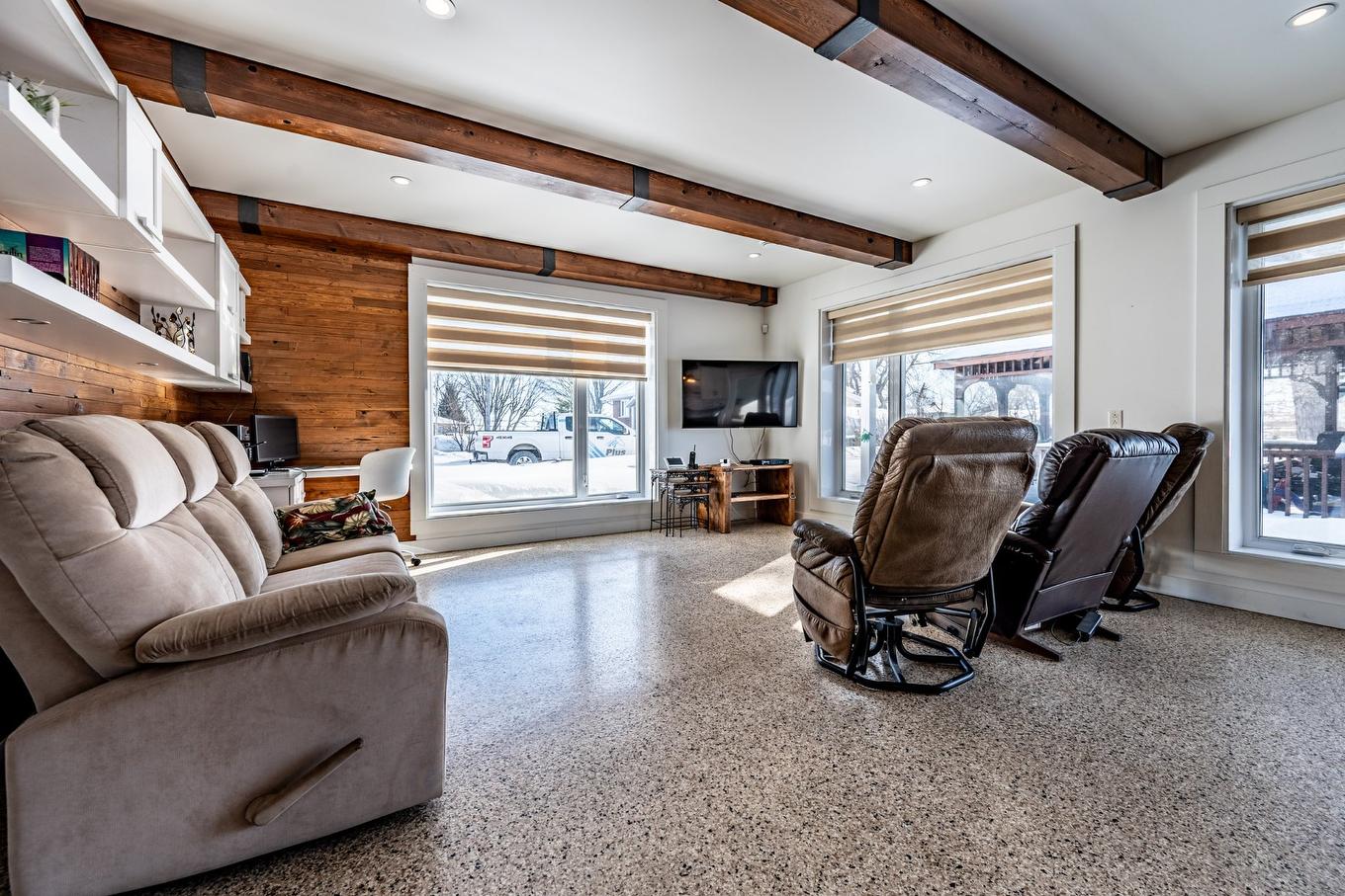 Salon - 15 Rue Lucien-Turcotte, Trois-Rivières, QC - Indoor