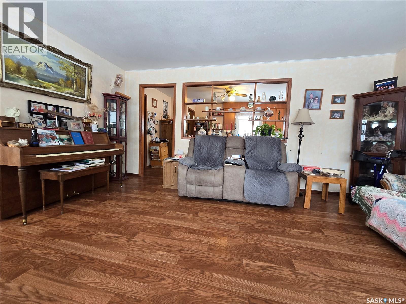 517 Nina Street, Broadview, SK - Indoor Photo Showing Living Room